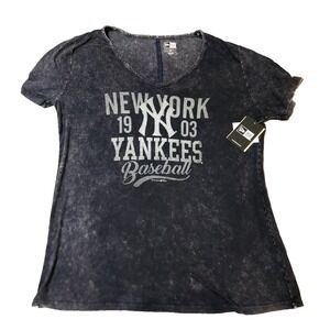 New Era® Women's XL New York Yankees™ Distressed Wash V-Neck T-Shirt